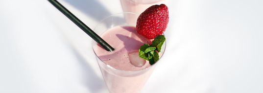 Shake au yaourt à la fraise avec huile de lin et vinaigre balsamique de framboise