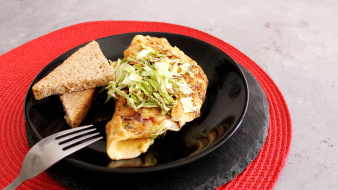 Omelette au chou frisé avec d'huile de graines de courge