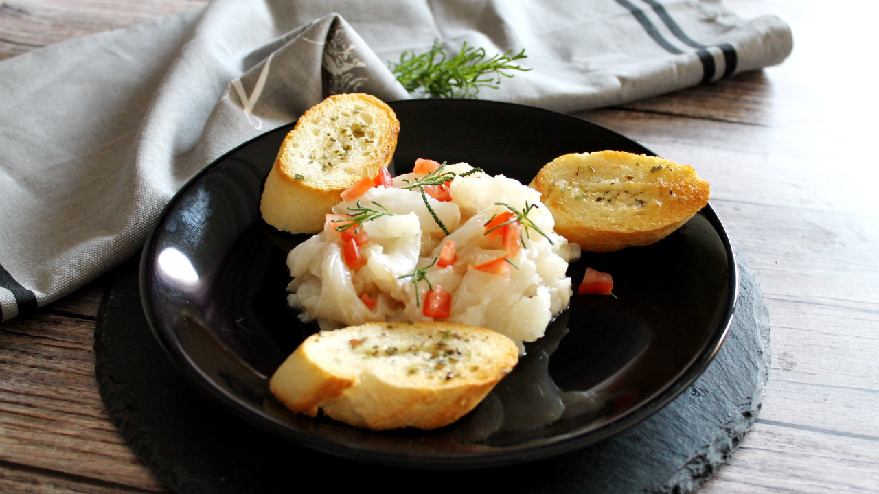 Morue marinée avec toast aux origans
