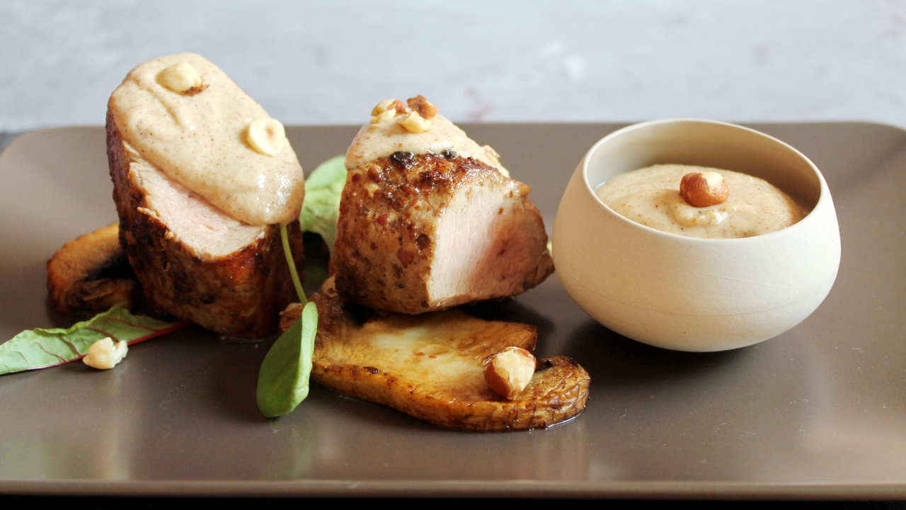 Filet de porc rôti avec sauce piquante à la noisette