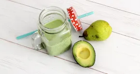 Smoothie aux poires avec huile de noix de macadamia