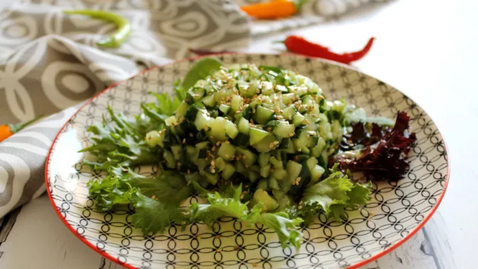 Salade de concombre au miel et au sésame