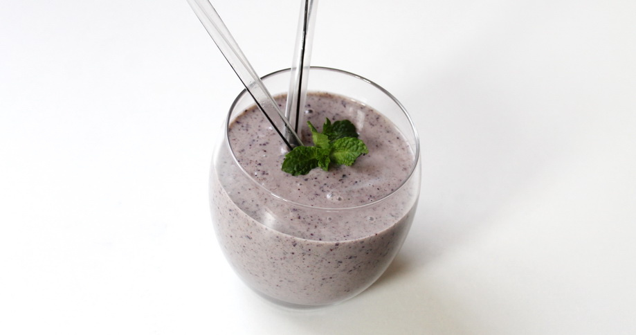 Smoothie aux myrtilles avec huile de pavot