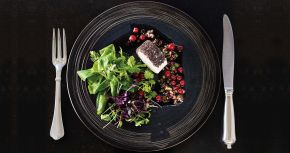 Fromage de chèvre avec salade de rampon aux herbes