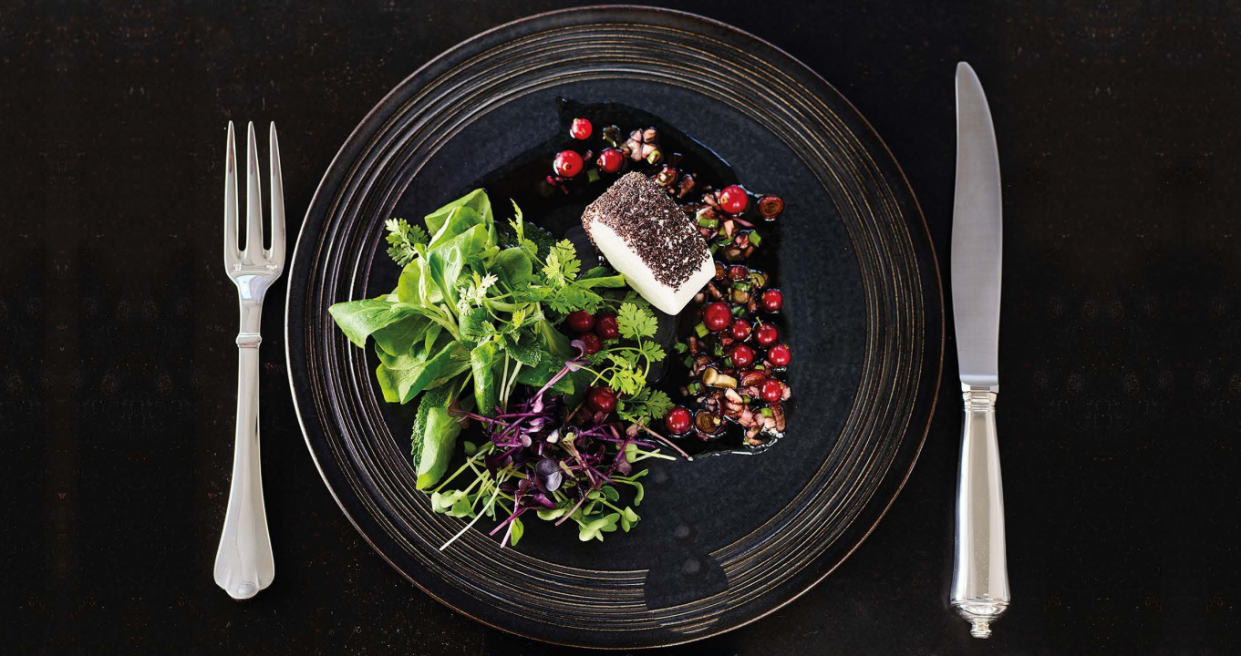 Fromage de chèvre avec salade de rampon aux herbes