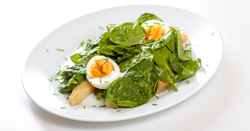 Salade d'asperge avec œufs, épinards et Pödör Huile d'amande bio