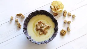 Velouté à l'ail avec des croûtons à l'huile de noix