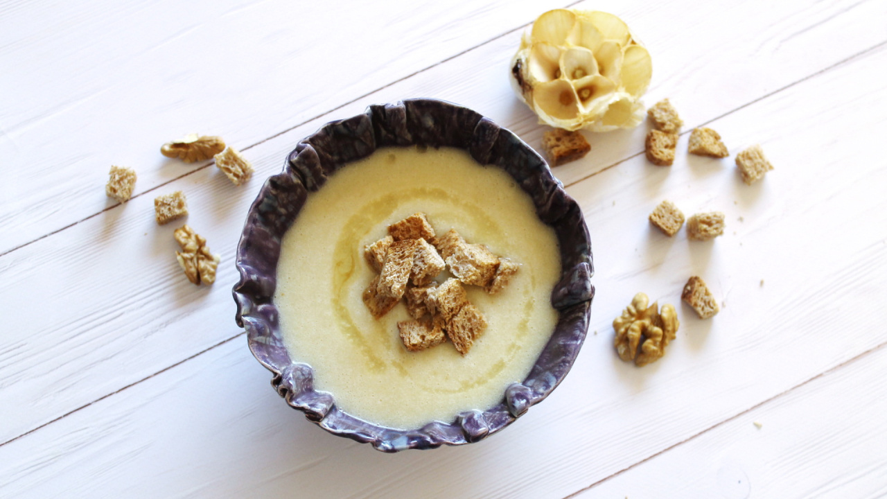 Velouté à l'ail avec des croûtons à l'huile de noix