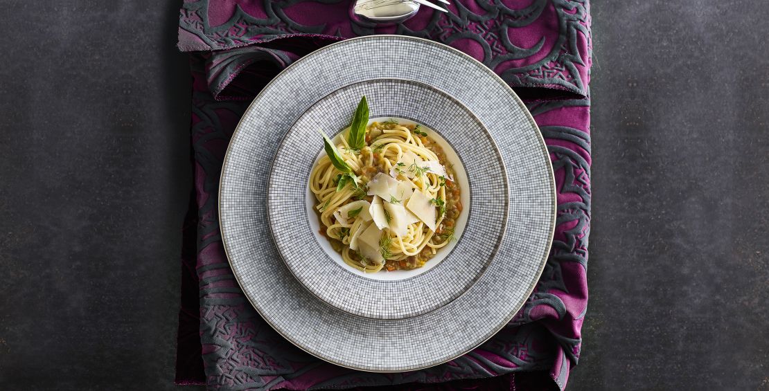 Spaghettis à la bolognaise avec légumes méditerranéens et moutarde