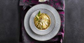 Spaghettis à la bolognaise avec légumes méditerranéens et moutarde