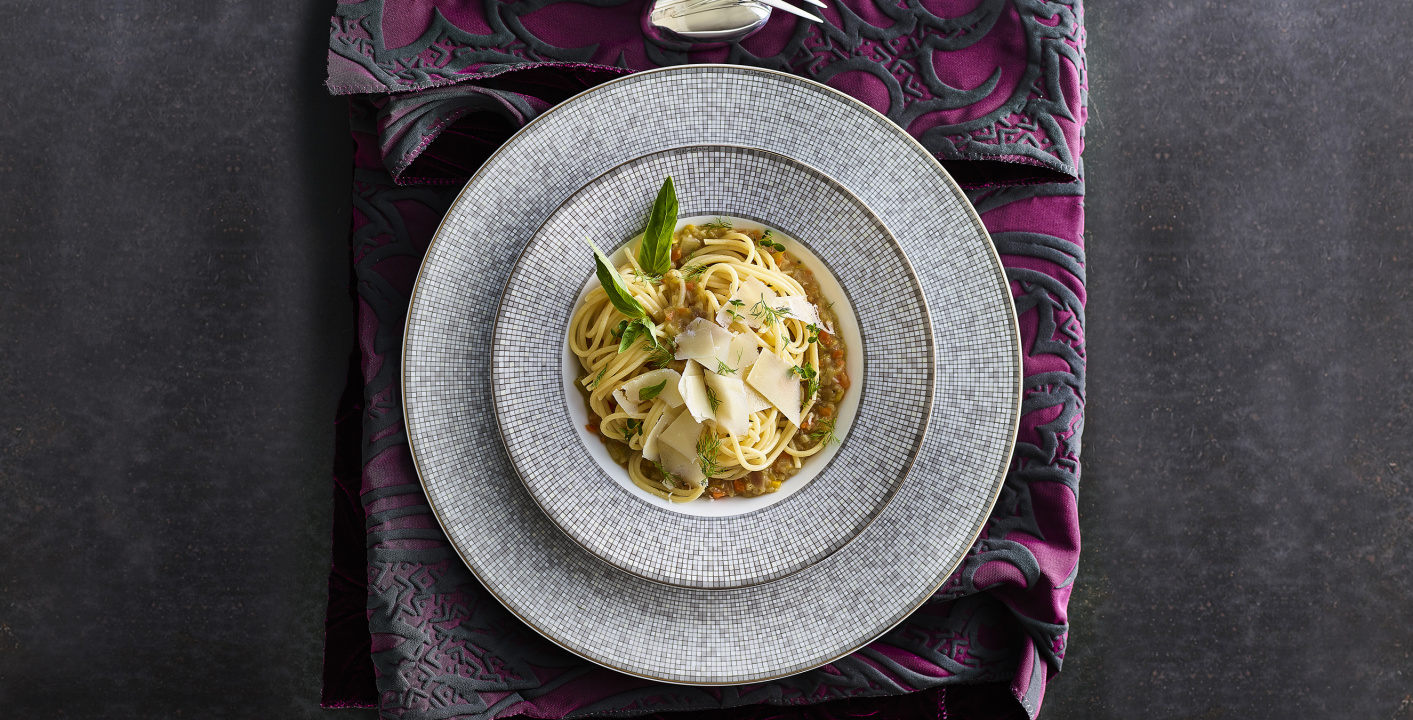 Spaghettis à la bolognaise avec légumes méditerranéens et moutarde