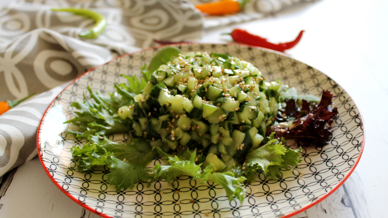 Salade de concombre au miel et au sésame