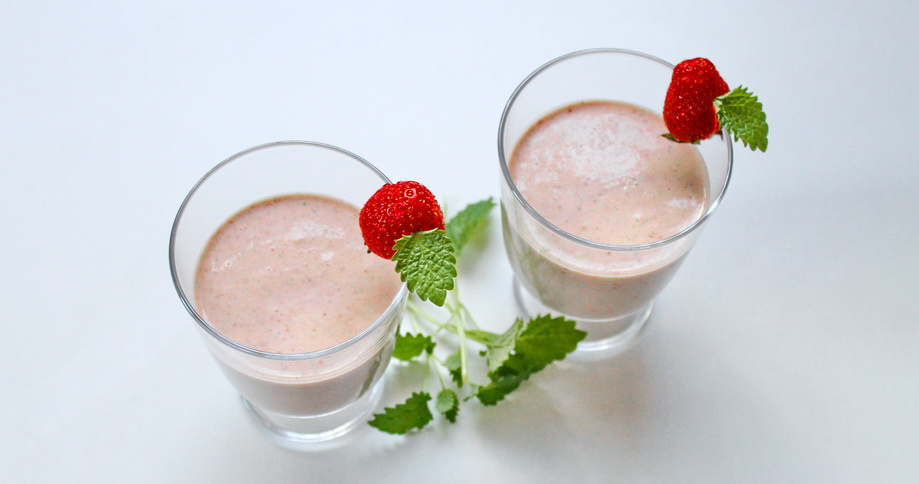 Oméga-3 shake de fraises avec farine d'amande de terre