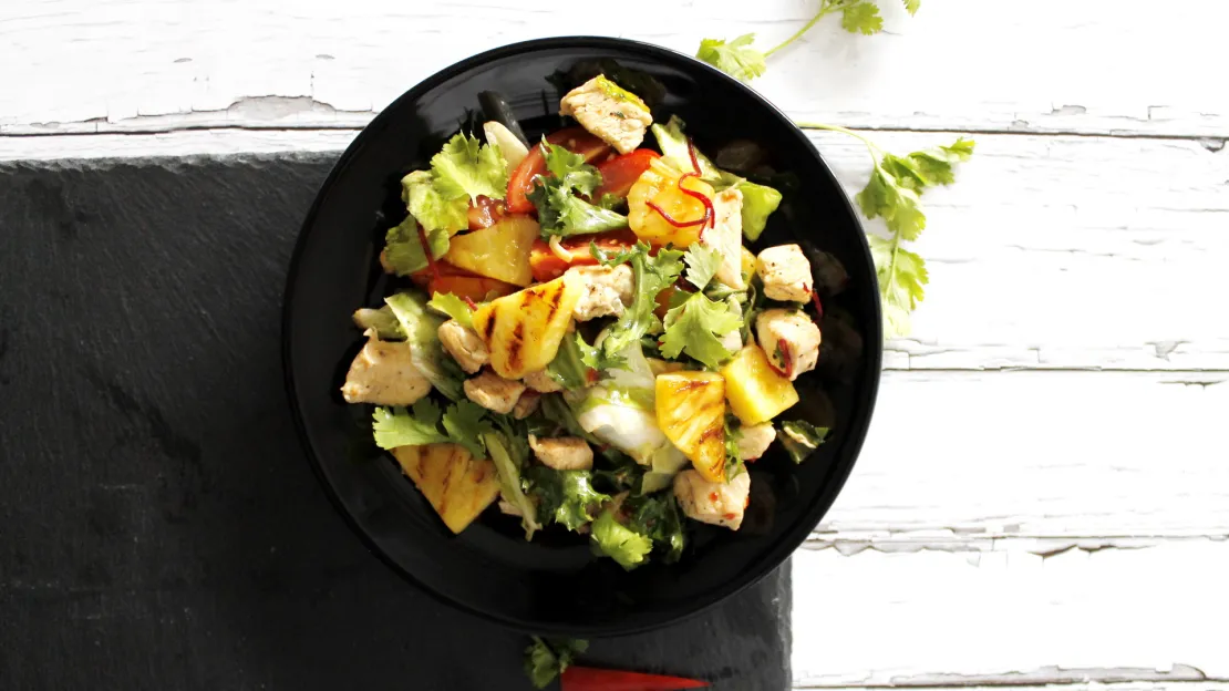 Salade avec escalopes de poulet et ananas grillés