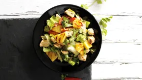 Salade avec escalopes de poulet et ananas grillés