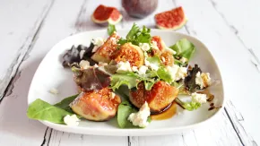 Figues grillées avec du fromage de chèvre